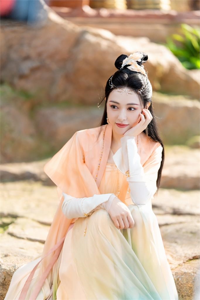 睽違15年再戰仙俠!唐嫣絕美扮相「殺上熱搜」 網頂不住:御姐天花板