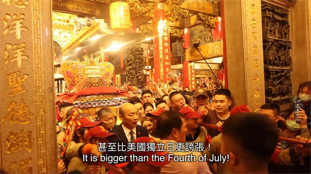 鞭炮聲響不停!美國男體驗大甲媽祖起駕活動 見人潮熱鬧景嗨喊:超級棒