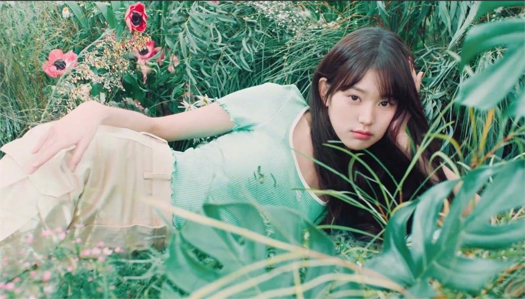 張員瑛「縮水小背心」樹林玩水！調皮爬樹「蹦出極致側身」網驚：長大了