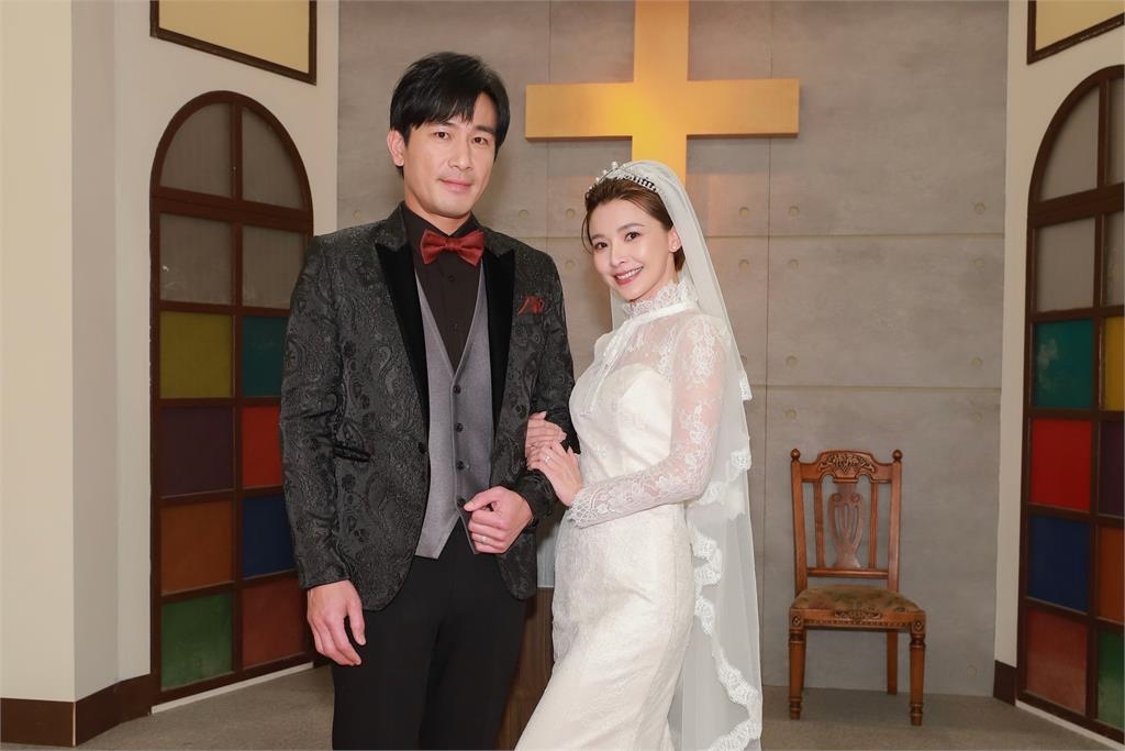 吳婉君《愛的榮耀》披公主風婚紗!曬「極近自拍」放送深V誘惑