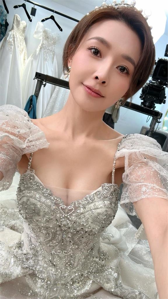 吳婉君《愛的榮耀》披公主風婚紗!曬「極近自拍」放送深V誘惑