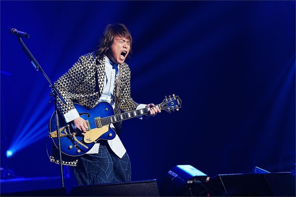 快新聞/伍佰美國賭城開唱歌迷太嗨不放人 無奈喊:我要下班沒歌了啦!