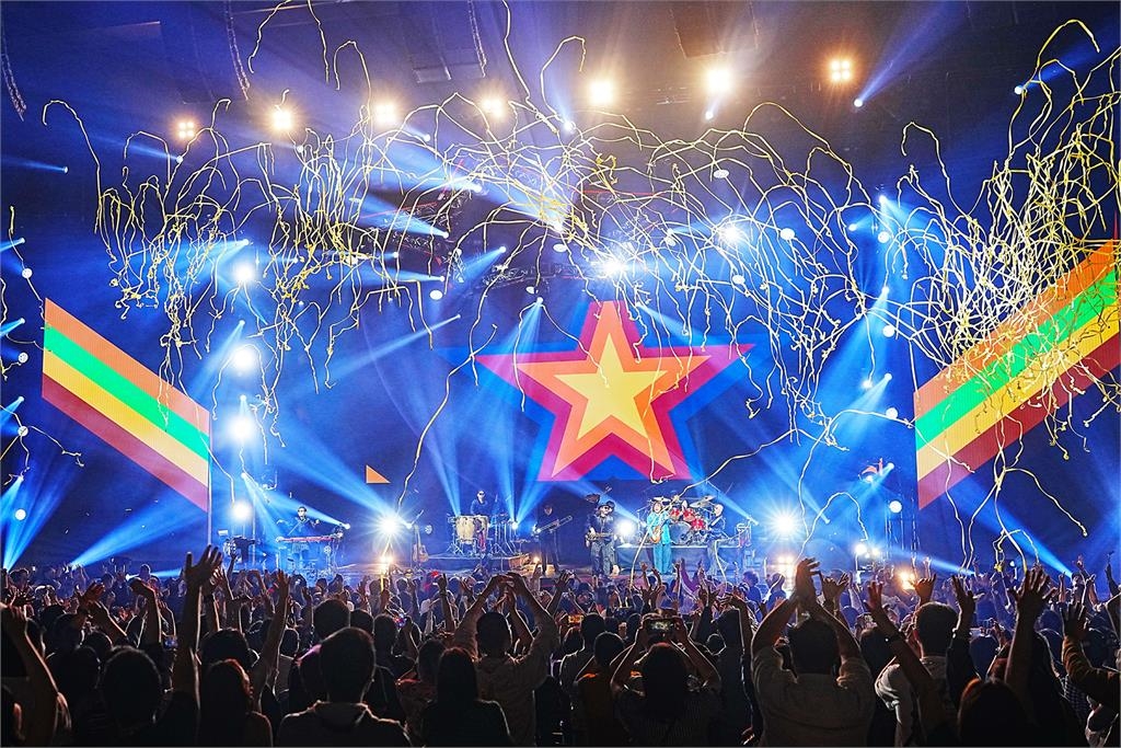 快新聞/伍佰美國賭城開唱歌迷太嗨不放人 無奈喊:我要下班沒歌了啦!