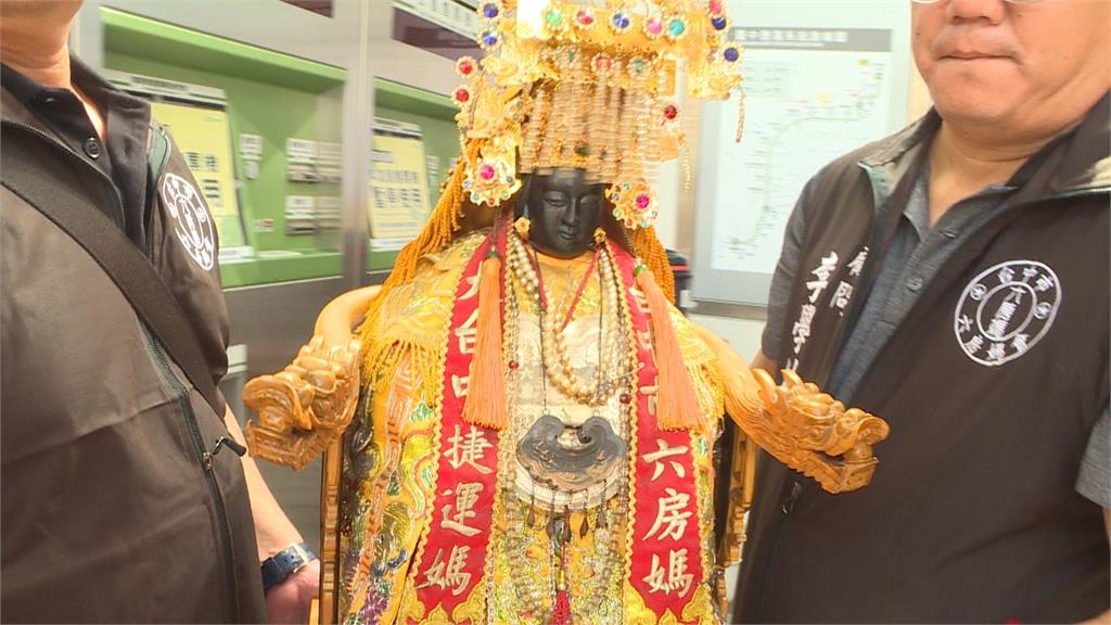 跟得上時代！　　「雙后搭捷運遶境」百果山媽祖發美金