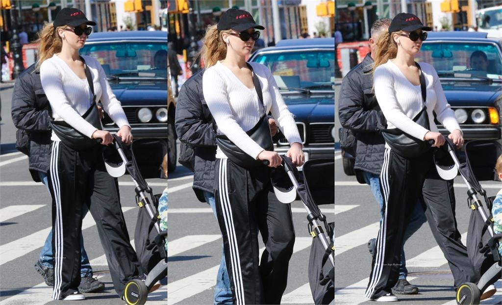 33歲珍妮佛勞倫斯「只穿這樣」路邊溜娃遭拍!當媽2年「野生狀態」全不藏了