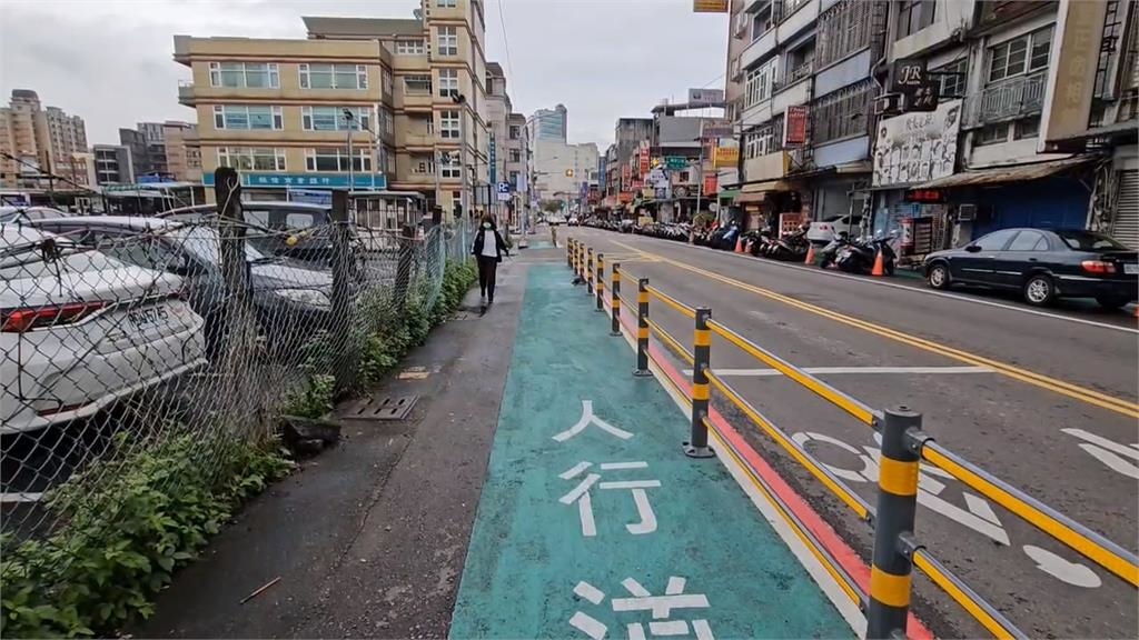 違停車輛與行人爭道 標線型人行道裝設護欄阻隔