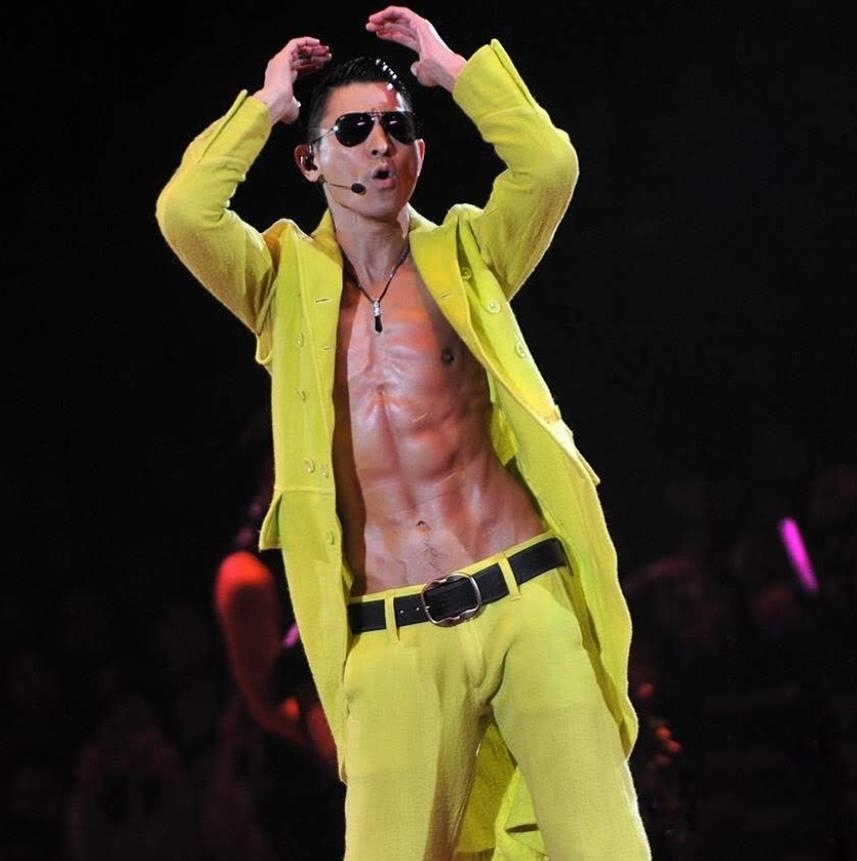 62歲劉德華演唱會豁出去「熱舞噴出禁慾猛獸」!2萬人看傻:越穿越少了…