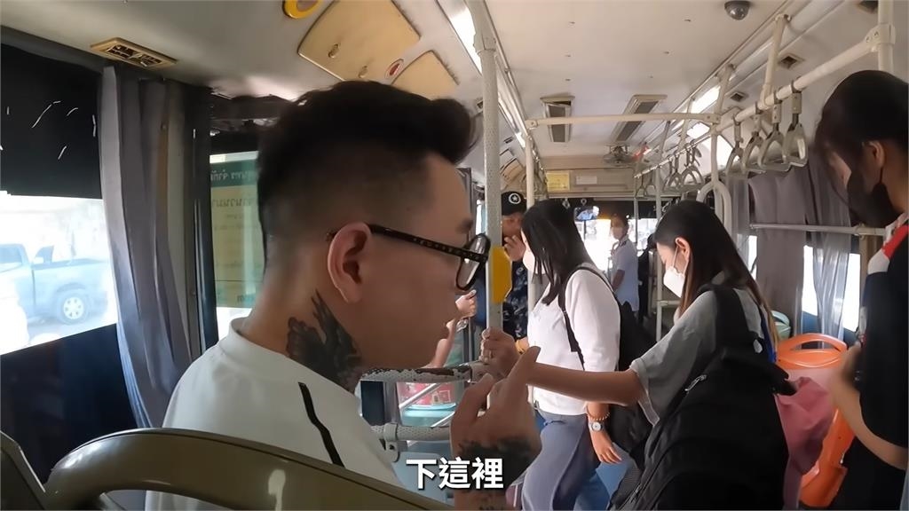 蹦闆旅泰身上只剩500銖 「路邊下跪求搭便車」沒人理超無助