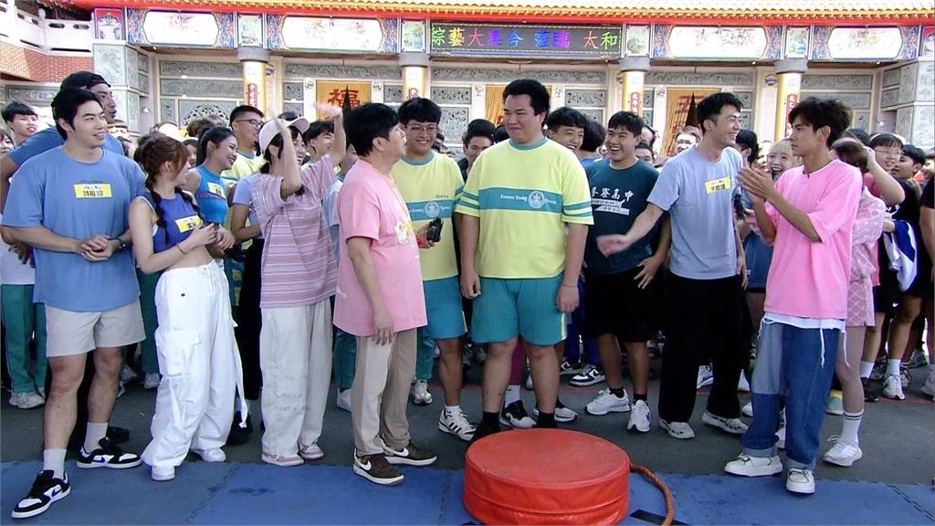 90歲阿嬤「親又吸」胡瓜臉頰!原來老公在後面嚇得綜藝天王怕被打