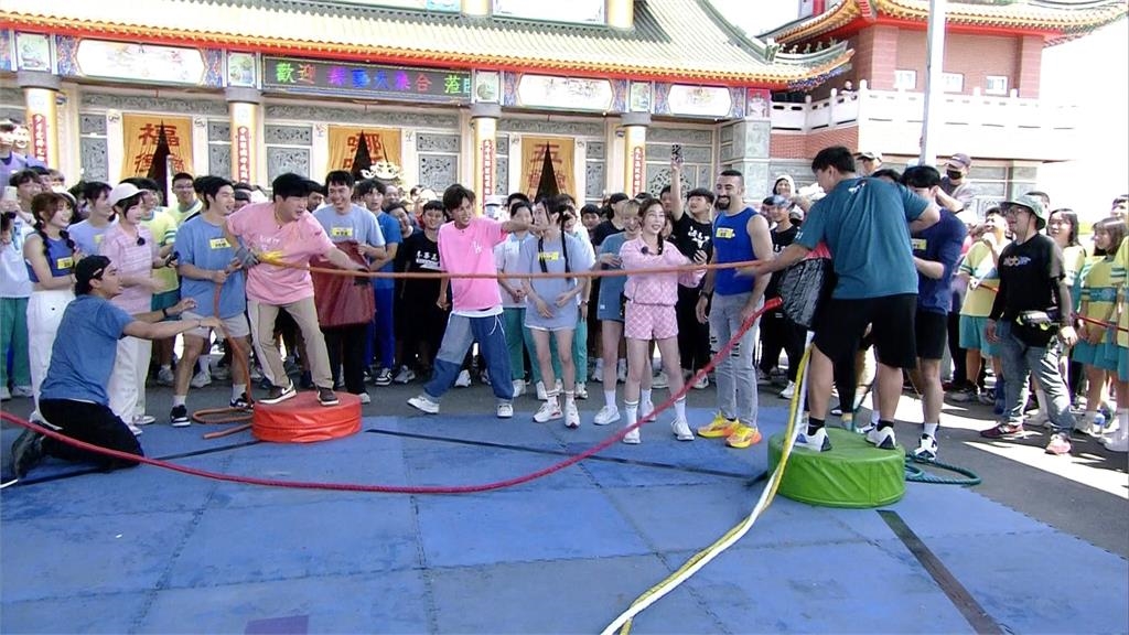 90歲阿嬤「親又吸」胡瓜臉頰!原來老公在後面嚇得綜藝天王怕被打