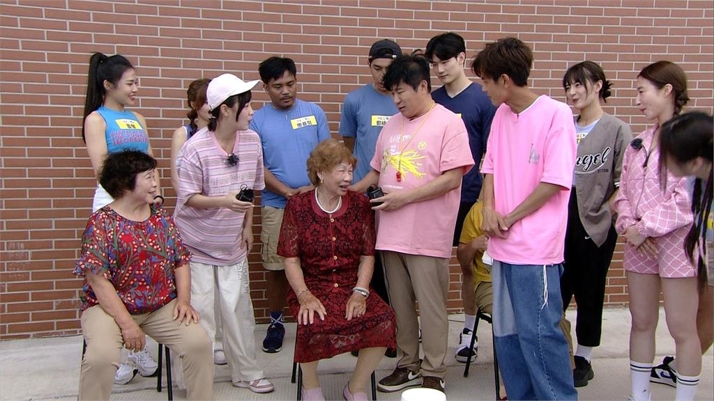 90歲阿嬤「親又吸」胡瓜臉頰!原來老公在後面嚇得綜藝天王怕被打