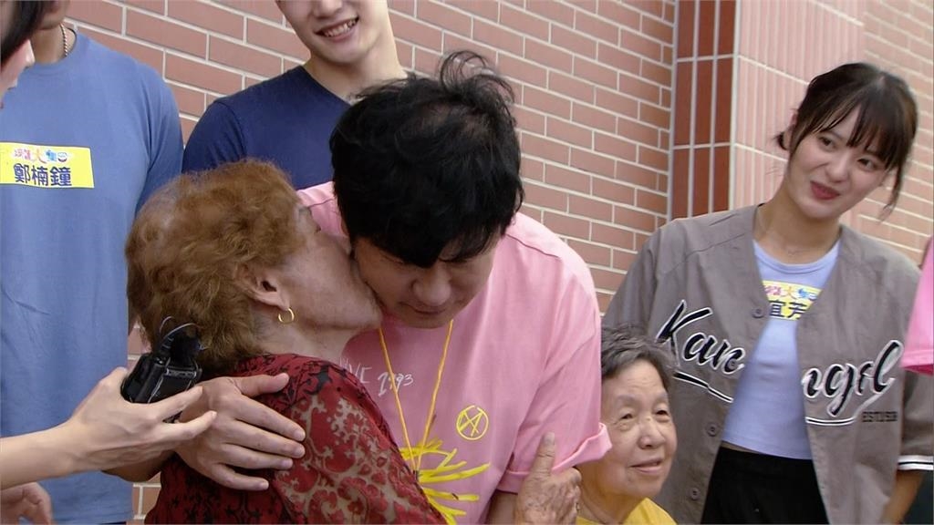 90歲阿嬤「親又吸」胡瓜臉頰!原來老公在後面嚇得綜藝天王怕被打