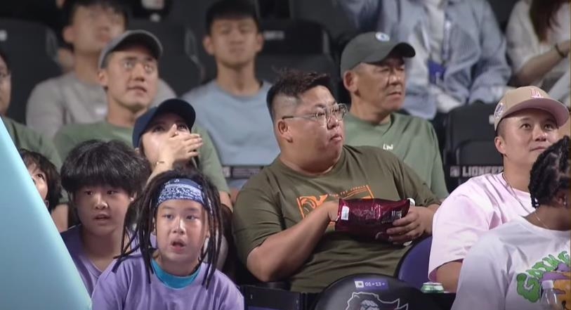 男球迷拒絕正妹索吻「嘴卻一直動」 就範影片網歪樓問：哪家零食這麼讚