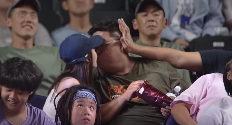 男球迷拒絕正妹索吻「嘴卻一直動」 就範影片網歪樓問：哪家零食這麼讚