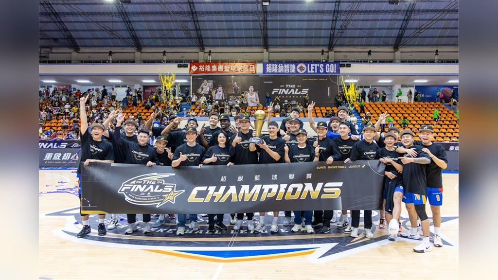 裕隆納智捷SBL二連霸！嚴陳莉蓮帥氣剪籃網　展現「一個裕隆」團結氣勢