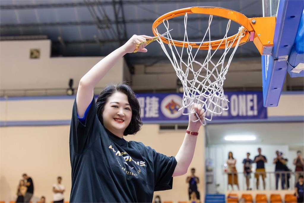 裕隆納智捷SBL二連霸!嚴陳莉蓮帥氣剪籃網 展現「一個裕隆」團結氣勢
