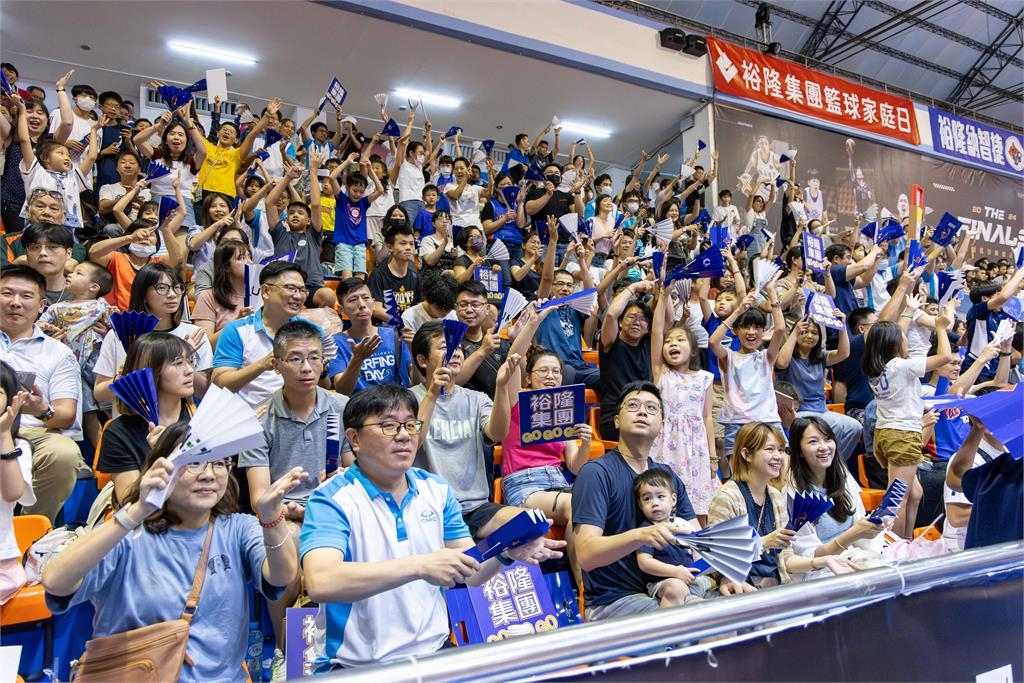 裕隆納智捷SBL二連霸!嚴陳莉蓮帥氣剪籃網 展現「一個裕隆」團結氣勢