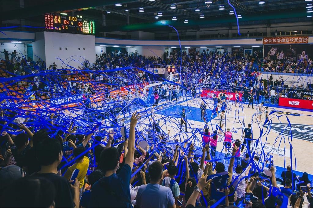 裕隆納智捷SBL二連霸!嚴陳莉蓮帥氣剪籃網 展現「一個裕隆」團結氣勢