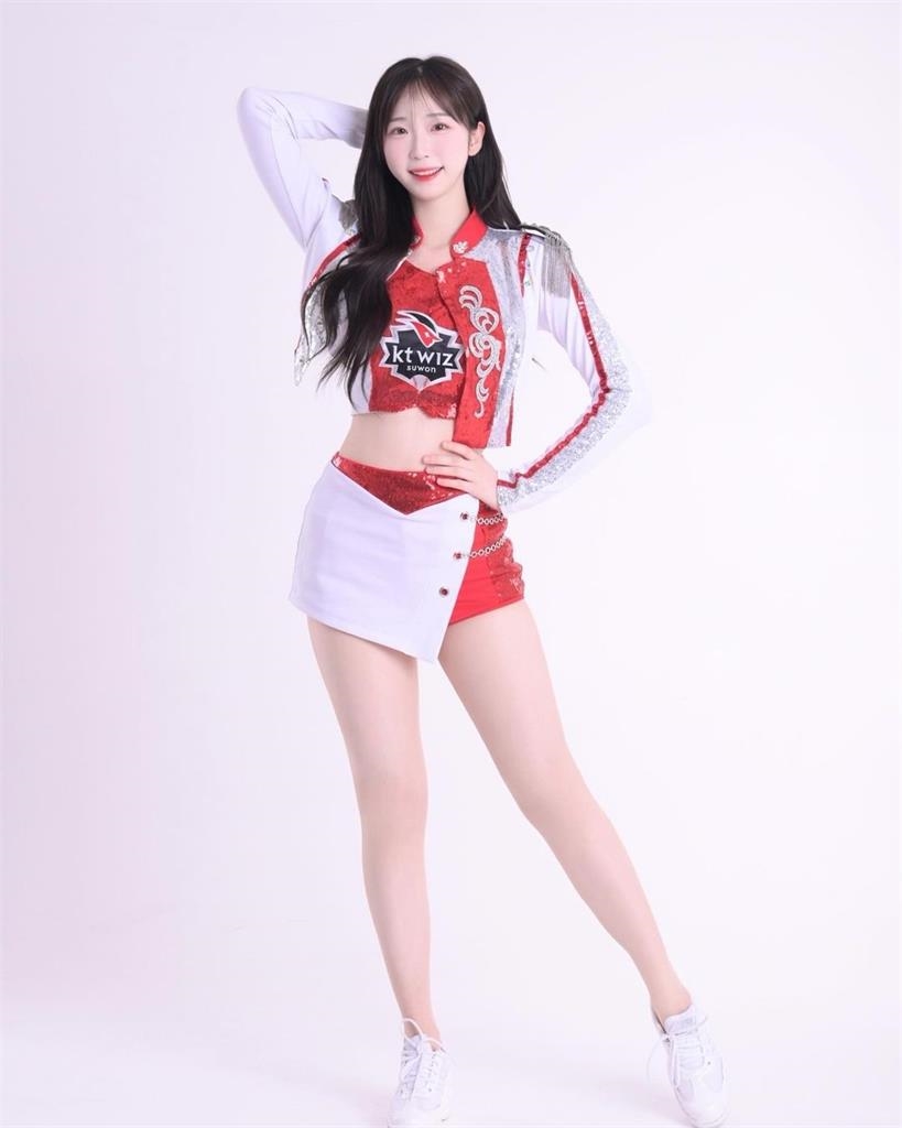 韓啦啦隊員「遭台男拉手騷擾」!靠旁人解圍網怒:拍照的都這樣?