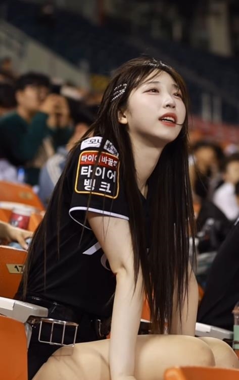 韓啦啦隊員「遭台男拉手騷擾」!靠旁人解圍網怒:拍照的都這樣?