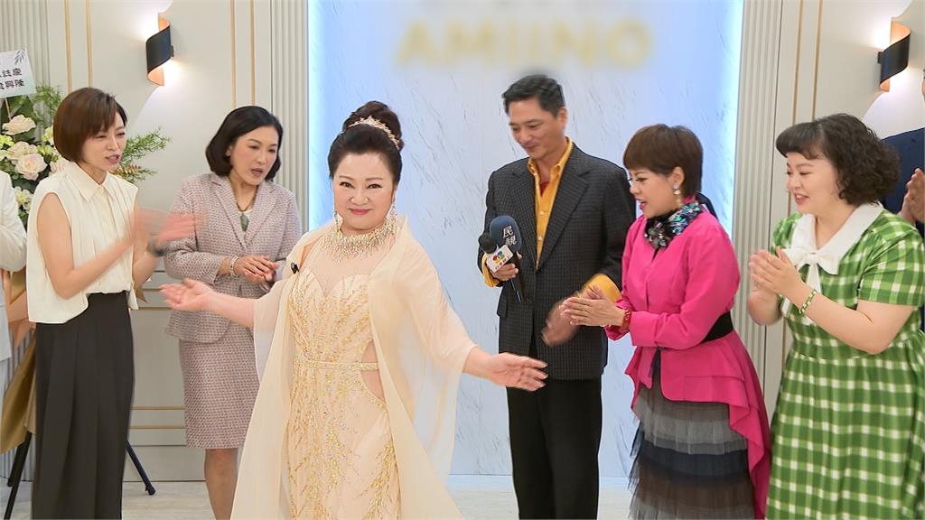 本色出演！白冰冰客串八點檔大戲演自己　演員招牌「歡迎儀式」相迎氣氛嗨