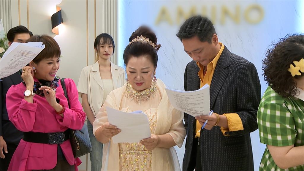 本色出演！白冰冰客串八點檔大戲演自己　演員招牌「歡迎儀式」相迎氣氛嗨