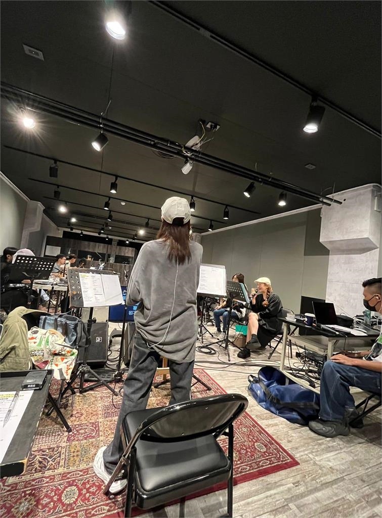 蘇慧倫直播「忘開美顏」!53歲真面目「變這樣」網嚇爛:怎麼會