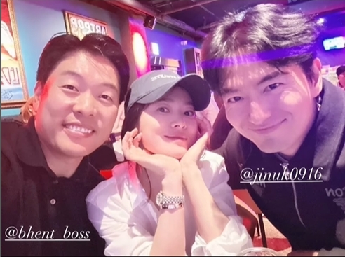 宋慧喬新劇開拍素顏無P超逆齡　2男寵愛眼神包圍畫面曝感情近況