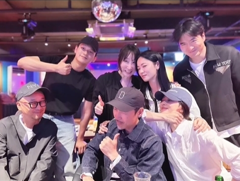 宋慧喬新劇開拍素顏無P超逆齡　2男寵愛眼神包圍畫面曝感情近況