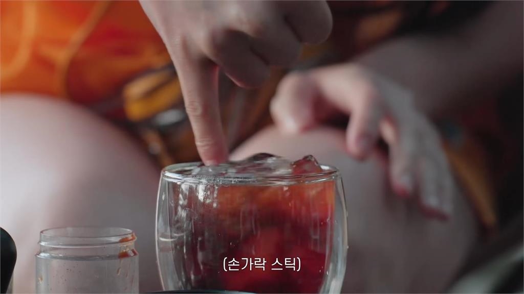 李多慧露營不忘帶台灣威士忌!手指拌咖啡超豪邁 網誇:風景配美人太讚