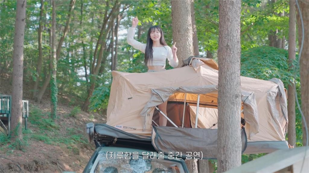 李多慧露營不忘帶台灣威士忌!手指拌咖啡超豪邁 網誇:風景配美人太讚