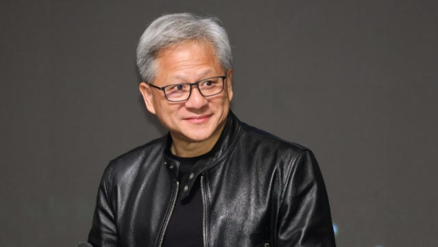 輝達市值突破3兆美元超車蘋果　外媒：沒人為庫克挺「胸」而出