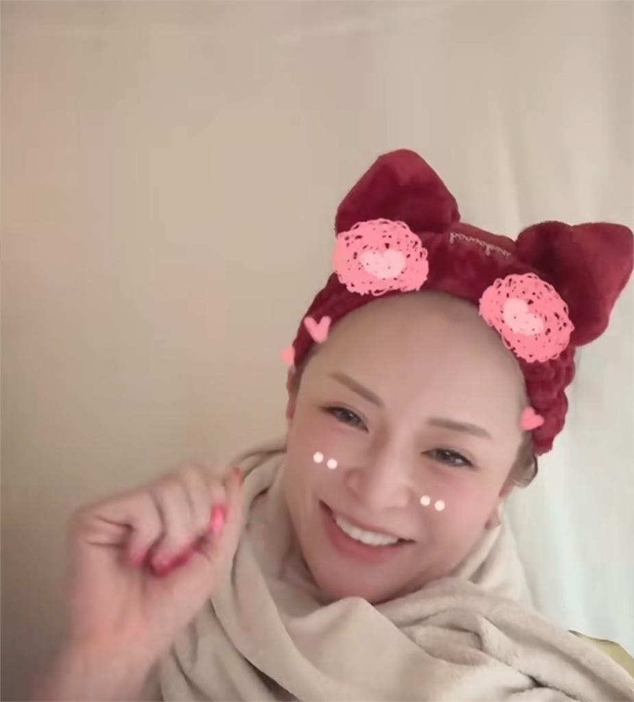 濱崎步「大眼娃娃妝」全卸除！「45歲素顏臉蛋」驚天落差…網嚇：認不出