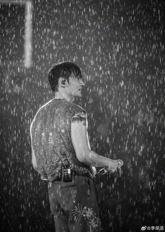 李榮浩暴雨拉大提琴「眼睛睜不開」！悽慘模樣笑翻全網：拉完都喝飽了