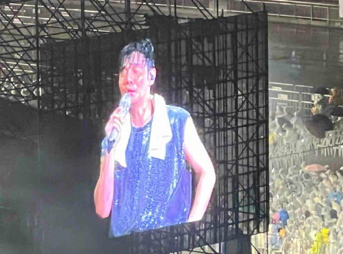 李榮浩暴雨拉大提琴「眼睛睜不開」！悽慘模樣笑翻全網：拉完都喝飽了