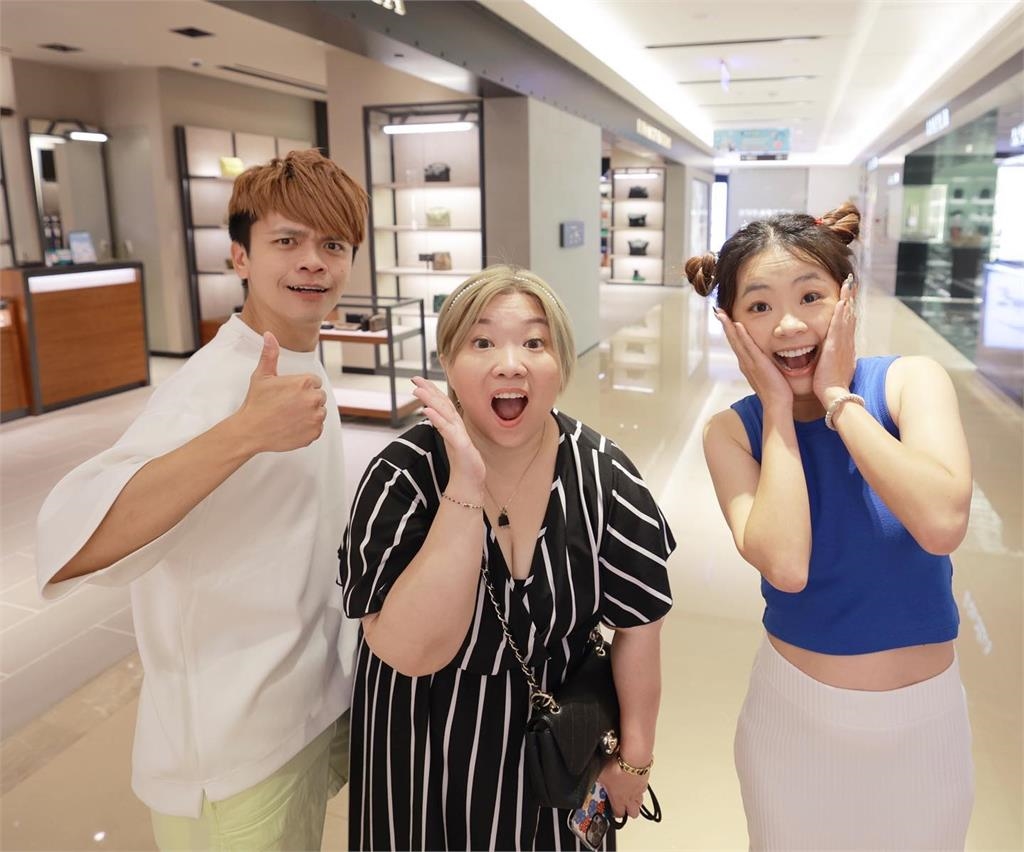 蔡阿嘎疑曝「蘿拉開除內幕」吐1數字暗酸！團隊「尷尬反應」全錄下