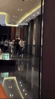 曾怒踹粉絲！56歲那英遭私生飯狂追「慘摔在地」起身1動作震驚粉：放過她吧