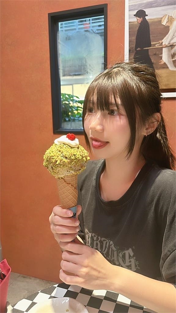 正妹海邊拍畢業照突「1陣風吹來」!激辣畫面曝光掀上千暴