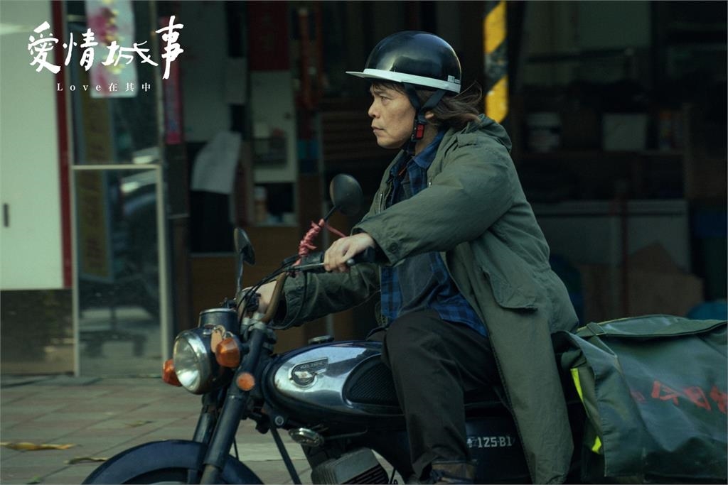 野生派報員「半夜兼職」本尊竟是伍佰!辛酸真面目流出…網嚇:被迫加班