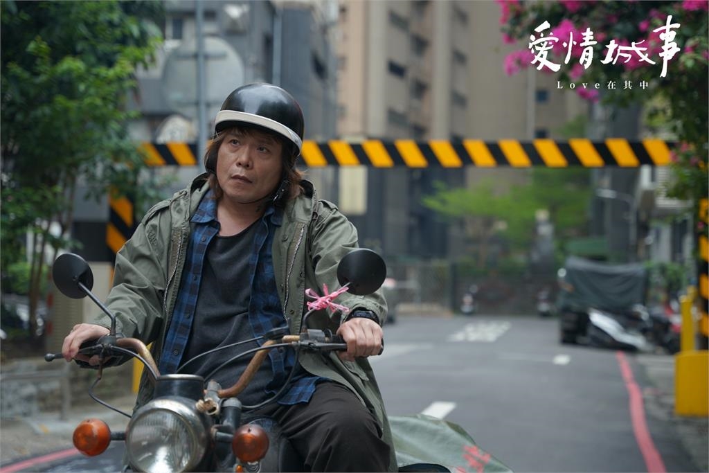 野生派報員「半夜兼職」本尊竟是伍佰!辛酸真面目流出…網嚇:被迫加班