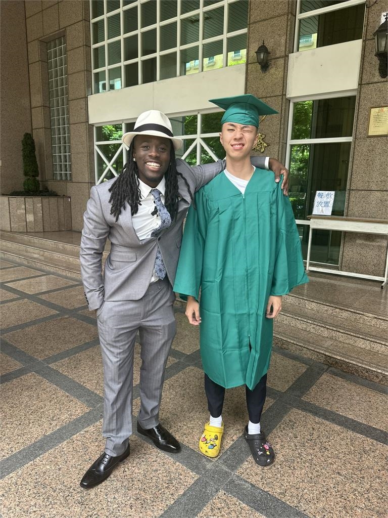 金卡戴珊IG突曬「約會台灣最頂高中生」震撼同框！眾網嚇暈：才18歲太扯了