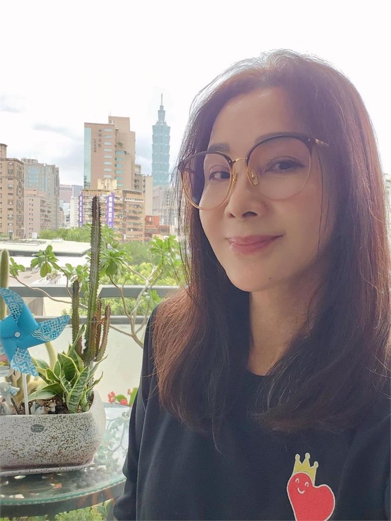 陳美鳳親揭「被抱走」養女悲慘身世!夜夜痛哭被她拯救…無血緣姐姐真身曝