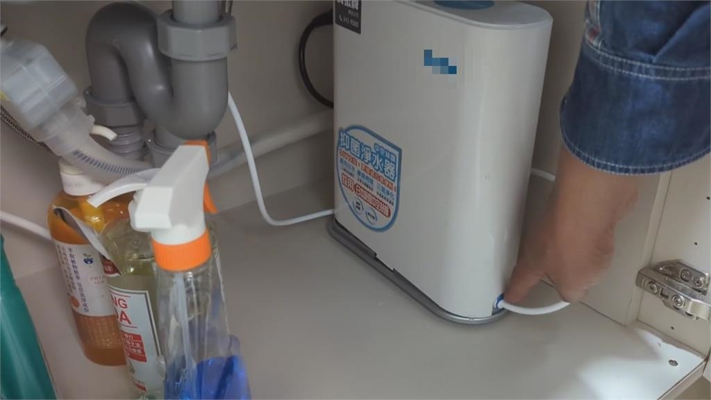 淨水器濾心時沒鎖好狂噴水　300萬全新裝潢泡水6小時