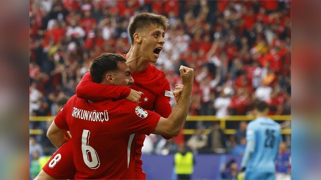 傾盆大雨澆不熄熱情　歐國盃足球賽球迷場內爆衝突