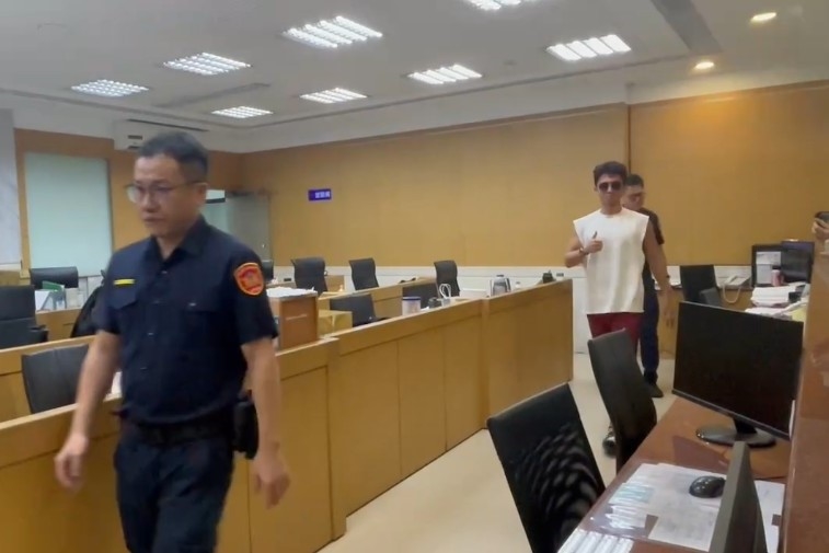 快新聞／兩樣情！孫鵬眼眶泛紅交保救子　孫安佐心情愉悅比讚離去