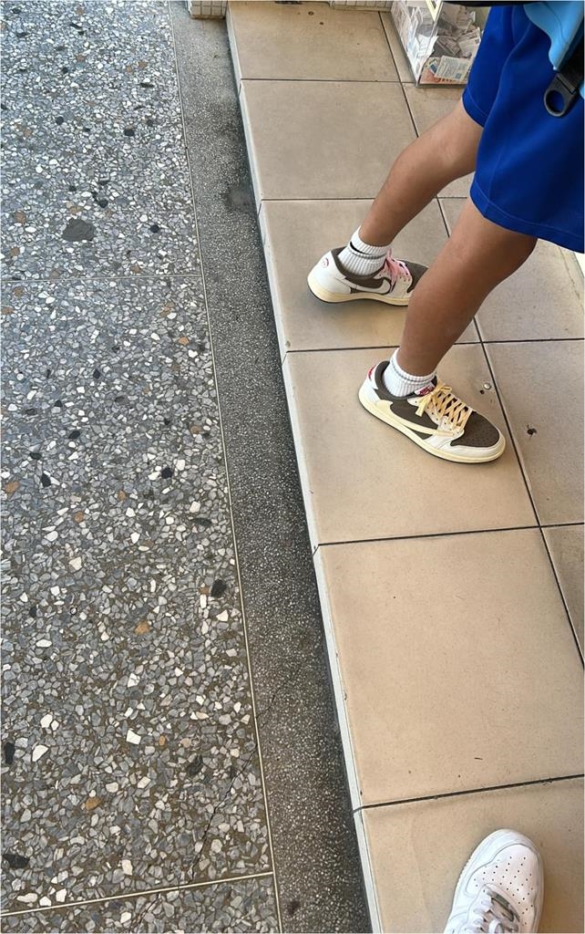 國小生穿限量潮鞋「一雙要價4萬5」!眾人見款式全驚呆:投對胎了