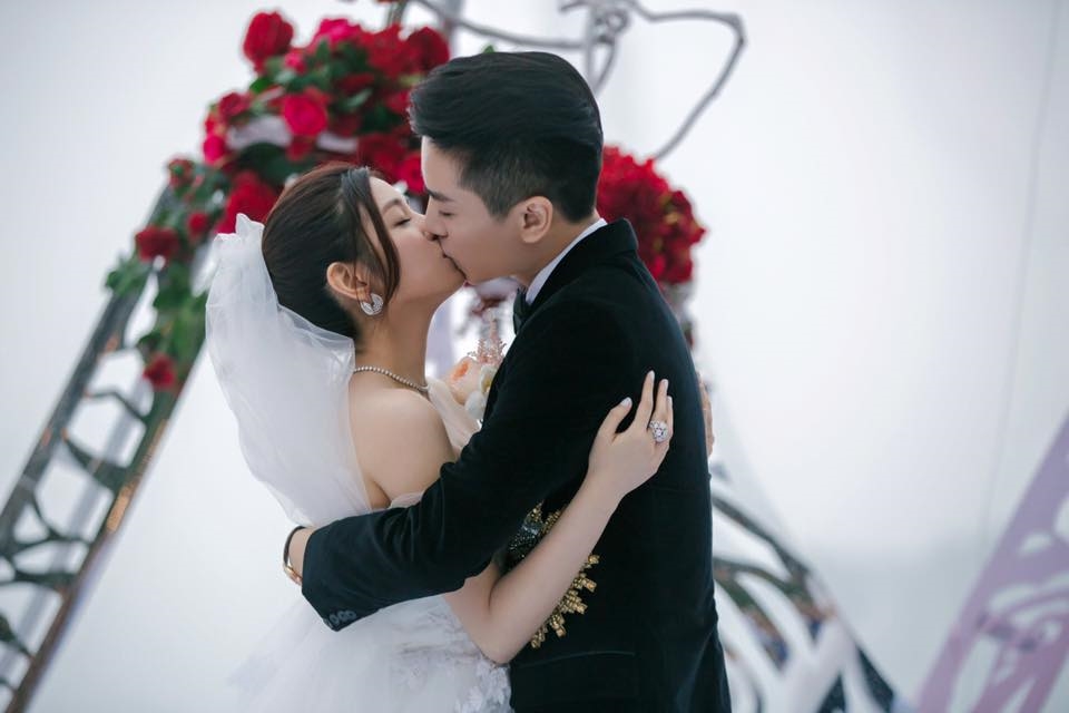 被爆婚變噤聲…陳妍希突PO照「緊摟小鮮肉」!首露臉惹網憂:腫得像哭過