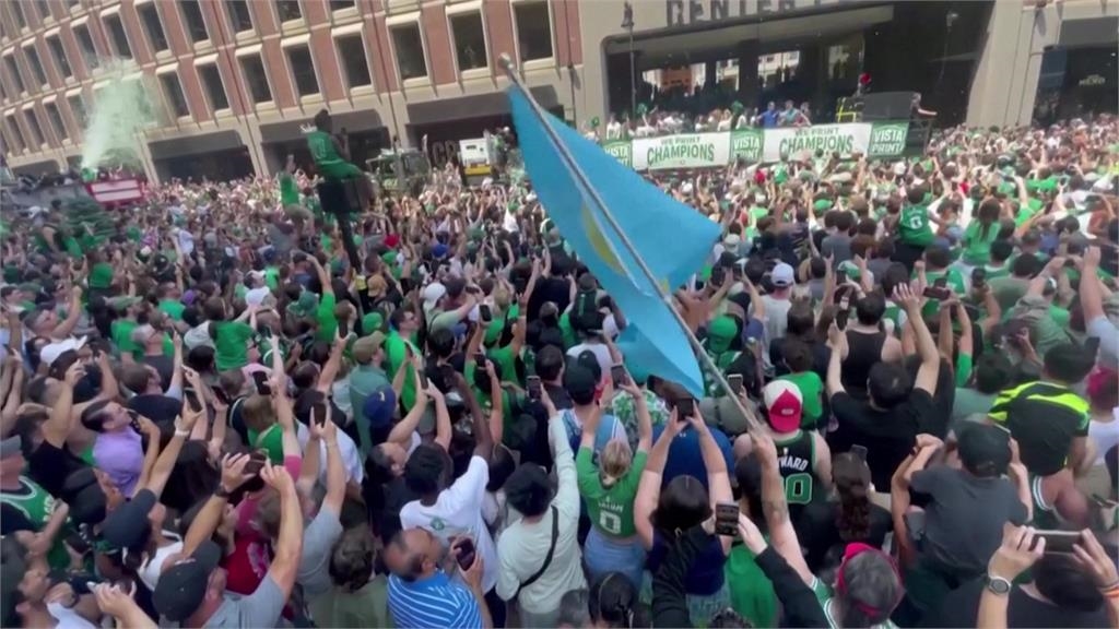 塞爾提克奪冠波士頓大遊行!教頭不顧腳傷「跳車」嗨 百萬球迷笑:瘋子