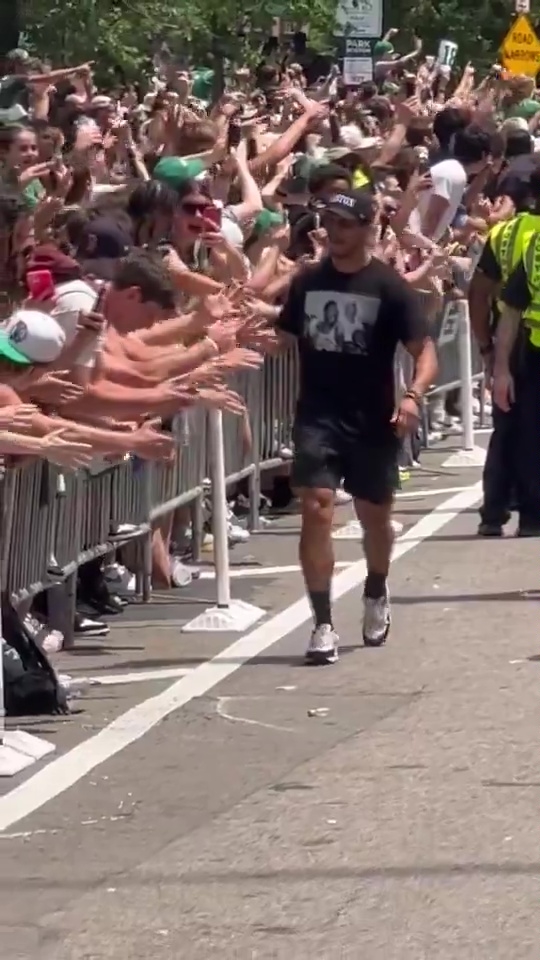 塞爾提克奪冠波士頓大遊行!教頭不顧腳傷「跳車」嗨 百萬球迷笑:瘋子