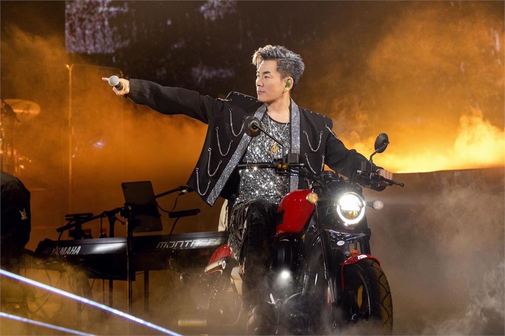 任賢齊《齊跡2024世界巡迴演唱會》成都開唱 上萬粉絲齊慶生